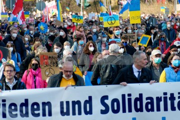 Frankfurt: Großdemo gegen den Krieg in der Ukraine <i>Bild 63423 Bitzel</i><br><a href=/confor2/?bld=63423&pst=63385&aid=70>Download (Anfrage)</a>  /  <a href=/?page_id=63385#jig2>zur Galerie</a>