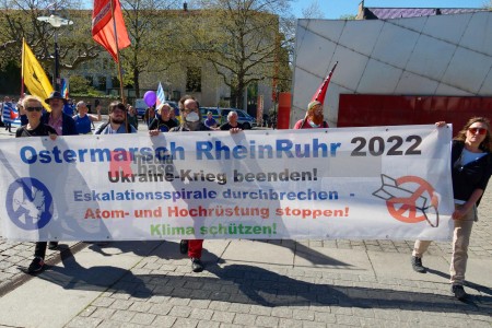 Abschlusskundgebung des Ostermarsch Ruhr auf dem Dortmunder Hansaplatz <i>Bild 64748 Bitzel</i><br><a href=/email-download/?bld=64748><strong>DirektDownload</strong></a>