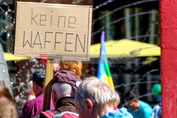 Abschlusskundgebung des Ostermarsch Ruhr auf dem Dortmunder Hansaplatz | Bitzel / R-mediabase | <a href=/confor2/?bld=64746&t=d&pst=64743&aid=70&dc=1503&i1=Bitzel%20/%20R-mediabase><strong>Download Bild 64746...</strong></a> |
