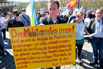 Abschlusskundgebung des Ostermarsch Ruhr auf dem Dortmunder Hansaplatz | Bitzel / R-mediabase | <a href=/confor2/?bld=64745&t=d&pst=64743&aid=70&dc=1504&i1=Bitzel%20/%20R-mediabase><strong>Download Bild 64745...</strong></a> |