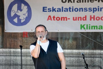 Abschlusskundgebung des Ostermarsch Ruhr auf dem Dortmunder Hansaplatz | Bitzel / R-mediabase | <a href=/confor2/?bld=64750&t=d&pst=64743&aid=70&dc=1509&i1=Bitzel%20/%20R-mediabase><strong>Download Bild 64750...</strong></a> |