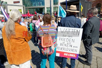 Abschlusskundgebung des Ostermarsch Ruhr auf dem Dortmunder Hansaplatz | Bitzel / R-mediabase | <a href=/confor2/?bld=64751&t=d&pst=64743&aid=70&dc=1523&i1=Bitzel%20/%20R-mediabase><strong>Download Bild 64751...</strong></a> |