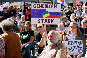 Abschlusskundgebung des Ostermarsch Ruhr auf dem Dortmunder Hansaplatz | Bitzel / R-mediabase | <a href=/confor2/?bld=64756&t=d&pst=64743&aid=70&dc=1525&i1=Bitzel%20/%20R-mediabase><strong>Download Bild 64756...</strong></a> |
