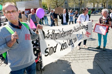 Abschlusskundgebung des Ostermarsch Ruhr auf dem Dortmunder Hansaplatz | Bitzel / R-mediabase | <a href=/confor2/?bld=64759&t=d&pst=64743&aid=70&dc=1527&i1=Bitzel%20/%20R-mediabase><strong>Download Bild 64759...</strong></a> |