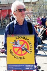 Abschlusskundgebung des Ostermarsch Ruhr auf dem Dortmunder Hansaplatz | Bitzel / R-mediabase | <a href=/confor2/?bld=64764&t=d&pst=64743&aid=70&dc=1556&i1=Bitzel%20/%20R-mediabase><strong>Download Bild 64764...</strong></a> |