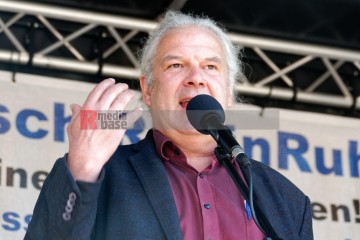 Abschlusskundgebung des Ostermarsch Ruhr auf dem Dortmunder Hansaplatz | Bitzel / R-mediabase | <a href=/confor2/?bld=64763&t=d&pst=64743&aid=70&dc=1558&i1=Bitzel%20/%20R-mediabase><strong>Download Bild 64763...</strong></a> |