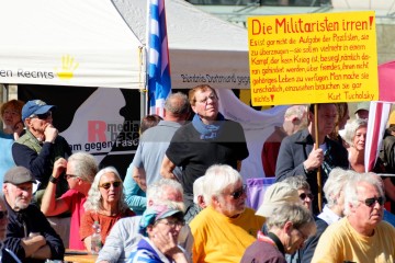 Abschlusskundgebung des Ostermarsch Ruhr auf dem Dortmunder Hansaplatz | Bitzel / R-mediabase | <a href=/confor2/?bld=64766&t=d&pst=64743&aid=70&dc=1608&i1=Bitzel%20/%20R-mediabase><strong>Download Bild 64766...</strong></a> |