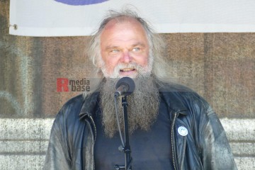 Abschlusskundgebung des Ostermarsch Ruhr auf dem Dortmunder Hansaplatz | Bitzel / R-mediabase | <a href=/confor2/?bld=64768&t=d&pst=64743&aid=70&dc=1511&i1=Bitzel%20/%20R-mediabase><strong>Download Bild 64768...</strong></a> |