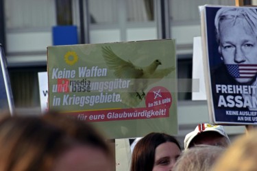 Wahlkampf zur LTW 22 NRW mit Annalena Baerbock auf dem Heumarkt in Köln. <i>Bild  65564 Bronisz</i><br><a href=/confor2/?bld=65564&pst=65551&aid=124>Anfrage <strong>Download</strong></a>