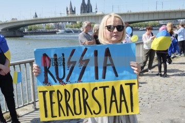 Demonstration und Veranstaltung gegen den russischen Krieg gegen die Ukraine | Hans-Dieter Hey / R-mediabase | <a href=/confor2/?bld=65623&t=d&pst=65553&aid=14&dc=1411&i1=Hans-Dieter%20Hey%20/%20R-mediabase><strong>Download Bild 65623...</strong></a> |