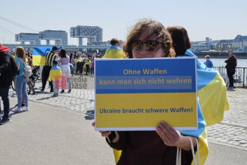 Demonstration und Veranstaltung gegen den russischen Krieg gegen die Ukraine | Hans-Dieter Hey / R-mediabase | <a href=/confor2/?bld=65635&t=d&pst=65553&aid=14&dc=1440&i1=Hans-Dieter%20Hey%20/%20R-mediabase><strong>Download Bild 65635...</strong></a> |