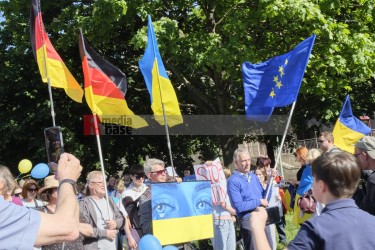 Demonstration und Veranstaltung gegen den russischen Krieg gegen die Ukraine <i>Bild  65643 Hans-Dieter Hey</i><br><a href=/confor2/?bld=65643&pst=65553&aid=14>Anfrage <strong>Download</strong></a>