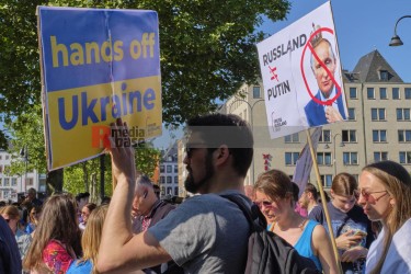 Demonstration und Veranstaltung gegen den russischen Krieg gegen die Ukraine <i>Bild  65644 Hans-Dieter Hey</i><br><a href=/confor2/?bld=65644&pst=65553&aid=14>Anfrage <strong>Download</strong></a>