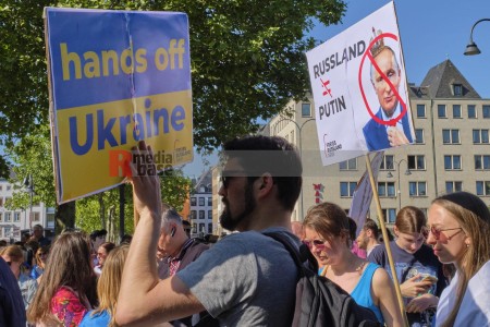Demonstration und Veranstaltung gegen den russischen Krieg gegen die Ukraine <i>Bild 65644 Hans-Dieter Hey</i><br><a href=/email-download/?bld=65644><strong>DirektDownload</strong></a>