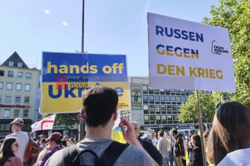 Demonstration und Veranstaltung gegen den russischen Krieg gegen die Ukraine | Hans-Dieter Hey / R-mediabase | <a href=/confor2/?bld=65645&t=d&pst=65553&aid=14&dc=1613&i1=Hans-Dieter%20Hey%20/%20R-mediabase><strong>Download Bild 65645...</strong></a> |