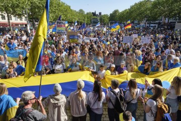 Demonstration und Veranstaltung gegen den russischen Krieg gegen die Ukraine | Hans-Dieter Hey / R-mediabase | <a href=/confor2/?bld=65646&t=d&pst=65553&aid=14&dc=1622&i1=Hans-Dieter%20Hey%20/%20R-mediabase><strong>Download Bild 65646...</strong></a> |