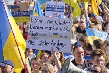 Demonstration und Veranstaltung gegen den russischen Krieg gegen die Ukraine | Hans-Dieter Hey / R-mediabase | <a href=/confor2/?bld=65648&t=d&pst=65553&aid=14&dc=1624&i1=Hans-Dieter%20Hey%20/%20R-mediabase><strong>Download Bild 65648...</strong></a> |