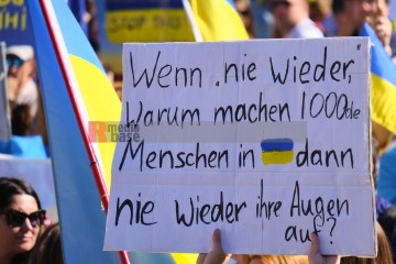 Demonstration und Veranstaltung gegen den russischen Krieg gegen die Ukraine | Hans-Dieter Hey / R-mediabase | <a href=/confor2/?bld=65647&t=d&pst=65553&aid=14&dc=1624&i1=Hans-Dieter%20Hey%20/%20R-mediabase><strong>Download Bild 65647...</strong></a> |
