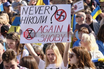 Demonstration und Veranstaltung gegen den russischen Krieg gegen die Ukraine | Hans-Dieter Hey / R-mediabase | <a href=/confor2/?bld=65650&t=d&pst=65553&aid=14&dc=1624&i1=Hans-Dieter%20Hey%20/%20R-mediabase><strong>Download Bild 65650...</strong></a> |