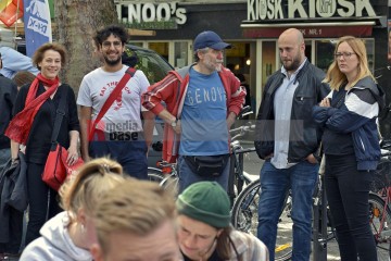 Wahlkampfendspurt der Linken auf dem Chlodwigplatz in Köln. | broniszbarchive / R-mediabase | <a href=/confor2/?bld=65853&t=r&pst=65852&aid=641&dc=1426&i1=broniszbarchive%20/%20R-mediabase>Anfrage Bildnr: 65853</a> |