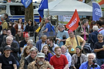Wahlkampfendspurt der Linken auf dem Chlodwigplatz in Köln. | broniszbarchive / R-mediabase | <a href=/confor2/?bld=65862&t=r&pst=65852&aid=641&dc=1438&i1=broniszbarchive%20/%20R-mediabase>Anfrage Bildnr: 65862</a> |