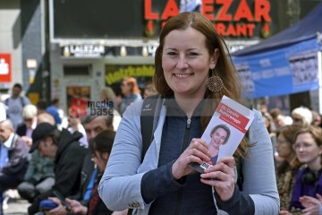 Wahlkampfendspurt der Linken auf dem Chlodwigplatz in Köln. | broniszbarchive / R-mediabase | <a href=/confor2/?bld=65861&t=r&pst=65852&aid=641&dc=1443&i1=broniszbarchive%20/%20R-mediabase>Anfrage Bildnr: 65861</a> |