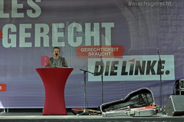 Wahlkampfendspurt der Linken auf dem Chlodwigplatz in Köln. <i>Bild  65863 Bronisz</i><br><a href=/confor2/?bld=65863&pst=65852&aid=124>Anfrage <strong>Download</strong></a>
