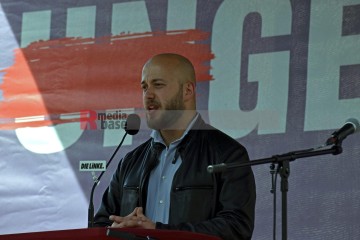 Wahlkampfendspurt der Linken auf dem Chlodwigplatz in Köln. | broniszbarchive / R-mediabase | <a href=/confor2/?bld=65865&t=r&pst=65852&aid=641&dc=1501&i1=broniszbarchive%20/%20R-mediabase>Anfrage Bildnr: 65865</a> |