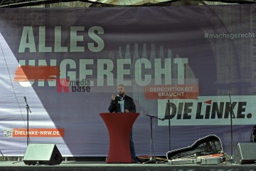 Wahlkampfendspurt der Linken auf dem Chlodwigplatz in Köln. | broniszbarchive / R-mediabase | <a href=/confor2/?bld=65869&t=r&pst=65852&aid=641&dc=1506&i1=broniszbarchive%20/%20R-mediabase>Anfrage Bildnr: 65869</a> |