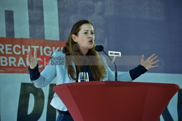 Wahlkampfendspurt der Linken auf dem Chlodwigplatz in Köln. | broniszbarchive / R-mediabase | <a href=/confor2/?bld=65886&t=r&pst=65852&aid=641&dc=1533&i1=broniszbarchive%20/%20R-mediabase>Anfrage Bildnr: 65886</a> |