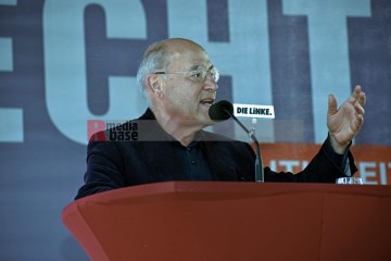 Wahlkampfendspurt der Linken auf dem Chlodwigplatz in Köln. | broniszbarchive / R-mediabase | <a href=/confor2/?bld=65892&t=r&pst=65852&aid=641&dc=1550&i1=broniszbarchive%20/%20R-mediabase>Anfrage Bildnr: 65892</a> |