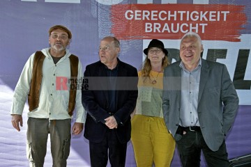 Wahlkampfendspurt der Linken auf dem Chlodwigplatz in Köln. | broniszbarchive / R-mediabase | <a href=/confor2/?bld=65899&t=r&pst=65852&aid=641&dc=1622&i1=broniszbarchive%20/%20R-mediabase>Anfrage Bildnr: 65899</a> |
