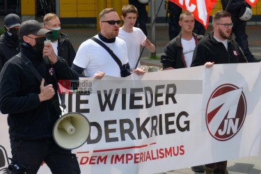 Demonstration der Partei 'Die Rechte' in Dortmund am 1. Mai 2022 unter dem Motto 'Heraus zum Tag der Arbeit' | Bildrechte Anonymus | <strong>Bild</strong> 65389  <a href=/confor/?bld=65389&pst=65363>anfragen</a> | <strong>Galerie</strong> 65363  <a href=/gezielte-bildersuche/?sk=65363>anzeigen</a>