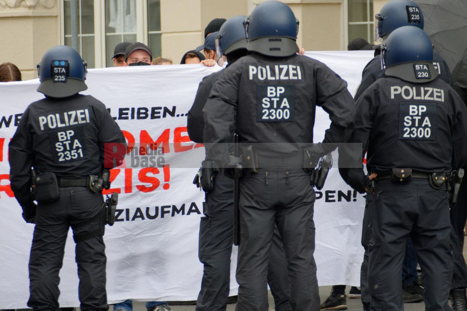 Protestaktionen gegen die Demonstration der Partei Die Rechte in Dortmund am 1. Mai 2022 unter dem Motto Heraus zum Tag der Arbeit <i>Bild Anonymus/R-mediabase</i> <br><a href=/confor2/?bld=65426&pst=65423&aid=597&dc=1416&i1=Anonymus/R-mediabase>Anfrage Download Bild 65426</a>  <a href=/wp-admin/post.php?post=65426&action=edit> / Edit</a><br><a href=/?p=65423>Zum Beitrag 65423</a>