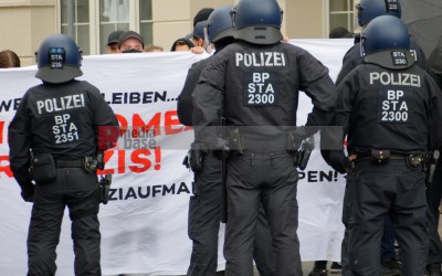  Protestaktionen gegen die Demonstration der Partei 'Die Rechte' in Dortmund am 1. Mai 2022 unter dem Motto 'Heraus zum Tag der Arbeit' | Bildrechte  Anonymus | <strong>Bild</strong> 65426  <a href=/confor/?bld=65426&pst=65423>anfragen</a> | <strong>Galerie</strong> 65423  <a href=/gezielte-bildersuche/?sk=65423>anzeigen</a> | <strong>Beitrag</strong>  <a href=/?page_id=65423>anzeigen</a>