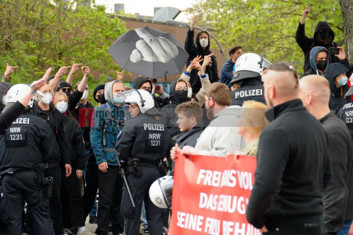 Protestaktionen gegen die Demonstration der Partei Die Rechte in Dortmund am 1. Mai 2022 unter dem Motto Heraus zum Tag der Arbeit <i>Bild Anonymus/R-mediabase</i> <br><a href=/confor2/?bld=65429&pst=65423&aid=597&dc=1420&i1=Anonymus/R-mediabase>Anfrage Download Bild 65429</a>  <a href=/wp-admin/post.php?post=65429&action=edit> / Edit</a><br><a href=/?p=65423>Zum Beitrag 65423</a>