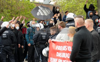  Protestaktionen gegen die Demonstration der Partei 'Die Rechte' in Dortmund am 1. Mai 2022 unter dem Motto 'Heraus zum Tag der Arbeit' | Bildrechte  Anonymus | <strong>Bild</strong> 65429  <a href=/confor/?bld=65429&pst=65423>anfragen</a> | <strong>Galerie</strong> 65423  <a href=/gezielte-bildersuche/?sk=65423>anzeigen</a> | <strong>Beitrag</strong>  <a href=/?page_id=65423>anzeigen</a>