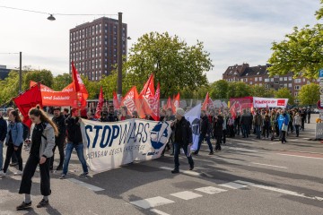 Kundgebung und Demonstration zum 1. Mai 2022 in Kiel <i>Bild 65284 uste</i><br><a href=/confor2/?bld=65284&pst=65282&aid=10>Download (Anfrage)</a>  /  <a href=/?page_id=65282#jig2>zur Galerie</a>