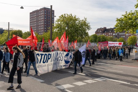 Kundgebung und Demonstration zum 1. Mai 2022 in Kiel <i>Bild 65284 uste</i><br><a href=/email-download/?bld=65284><strong>DirektDownload</strong></a>