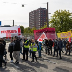 Kundgebung und Demonstration zum 1. Mai 2022 in Kiel <i>Bild 65285 uste</i><br><a href=/confor2/?bld=65285&pst=65282&aid=10>Download (Anfrage)</a>  /  <a href=/?page_id=65282#jig2>zur Galerie</a>