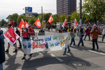 Kundgebung und Demonstration zum 1. Mai 2022 in Kiel <i>Bild 65288 uste</i><br><a href=/confor2/?bld=65288&pst=65282&aid=10>Download (Anfrage)</a>  /  <a href=/?page_id=65282#jig2>zur Galerie</a>