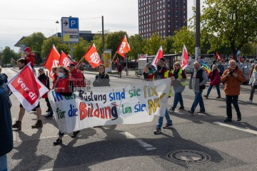 Kundgebung und Demonstration zum 1. Mai 2022 in Kiel | uste/R-mediabase / R-mediabase | <a href=/confor2/?bld=65288&t=d&pst=65282&aid=10&dc=0912&i1=uste/R-mediabase%20/%20R-mediabase><strong>Download Bild 65288...</strong></a> |