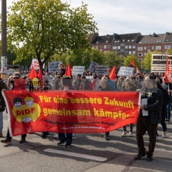 Kundgebung und Demonstration zum 1. Mai 2022 in Kiel <i>Bild 65287 uste</i><br><a href=/confor2/?bld=65287&pst=65282&aid=10>Download (Anfrage)</a>  /  <a href=/?page_id=65282#jig2>zur Galerie</a>