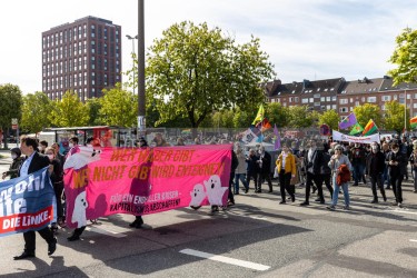 Kundgebung und Demonstration zum 1. Mai 2022 in Kiel <i>Bild  65289 uste</i><br><a href=/confor2/?bld=65289&pst=65282&aid=10>Anfrage <strong>Download</strong></a>