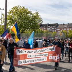 Kundgebung und Demonstration zum 1. Mai 2022 in Kiel <i>Bild 65291 uste</i><br><a href=/confor2/?bld=65291&pst=65282&aid=10>Download (Anfrage)</a>  /  <a href=/?page_id=65282#jig2>zur Galerie</a>