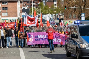 Kundgebung und Demonstration zum 1. Mai 2022 in Kiel | uste/R-mediabase / R-mediabase | <a href=/confor2/?bld=65292&t=d&pst=65282&aid=10&dc=0923&i1=uste/R-mediabase%20/%20R-mediabase><strong>Download Bild 65292...</strong></a> |