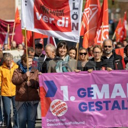 Kundgebung und Demonstration zum 1. Mai 2022 in Kiel <i>Bild 65293 uste</i><br><a href=/confor2/?bld=65293&pst=65282&aid=10>Download (Anfrage)</a>  /  <a href=/?page_id=65282#jig2>zur Galerie</a>