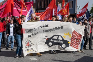 Kundgebung und Demonstration zum 1. Mai 2022 in Kiel <i>Bild  65298 uste</i><br><a href=/confor2/?bld=65298&pst=65282&aid=10>Anfrage <strong>Download</strong></a>
