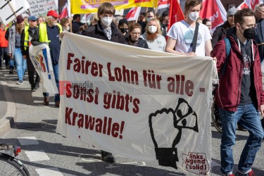 Kundgebung und Demonstration zum 1. Mai 2022 in Kiel <i>Bild  65297 uste</i><br><a href=/confor2/?bld=65297&pst=65282&aid=10>Anfrage <strong>Download</strong></a>
