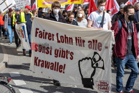 Kundgebung und Demonstration zum 1. Mai 2022 in Kiel <i>Bild 65297 uste</i><br><a href=/email-download/?bld=65297><strong>DirektDownload</strong></a>